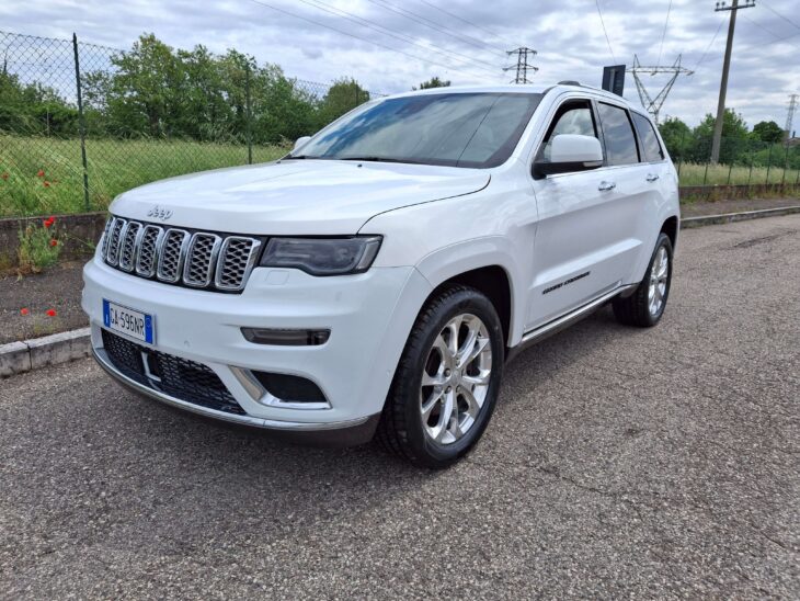 Jeep Grand Cherokee Grand Cherokee 3.0 V6 Summit 250cv 4x4 30700€ 2020)
